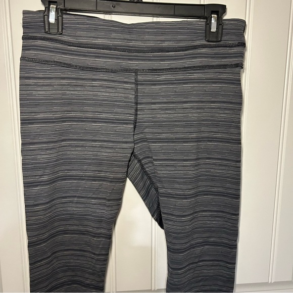 Lululemon Women’s Run: Inspire Crop II Mesh in Cyber Stripe Deep Coal Capris 8 - Picture 2 of 10